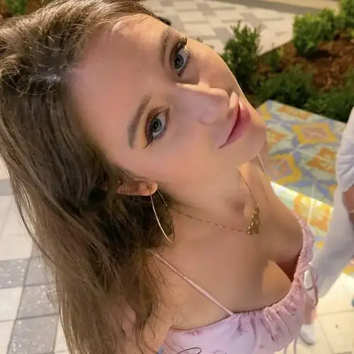 Laura profile image